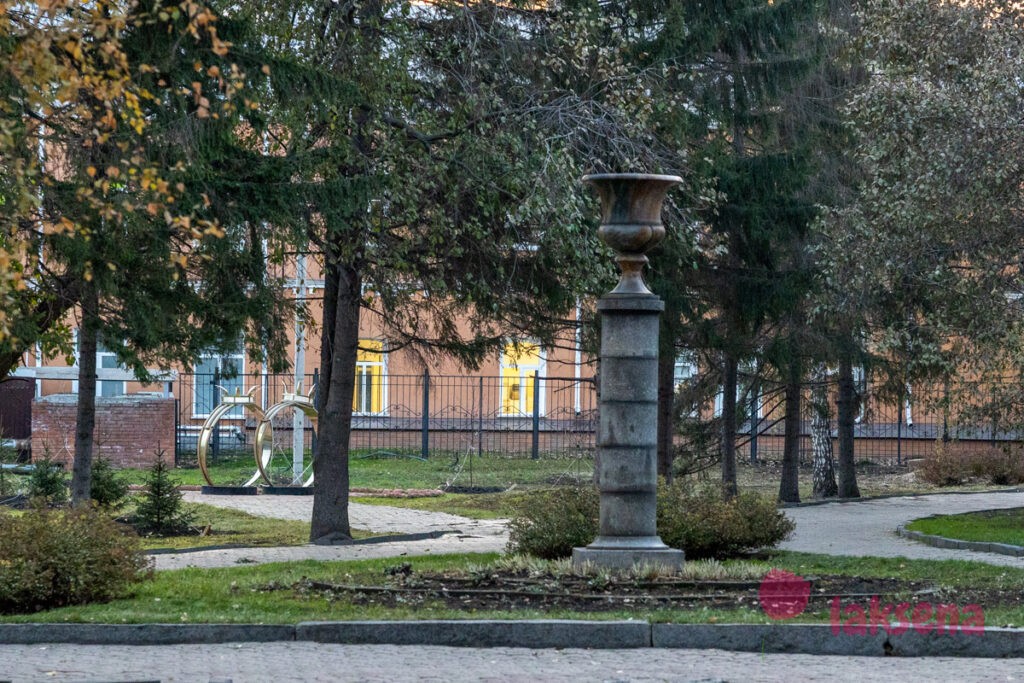 Ленинский проспект, Барнаул  Колыванская ваза в честь 50-летия Алтайского края