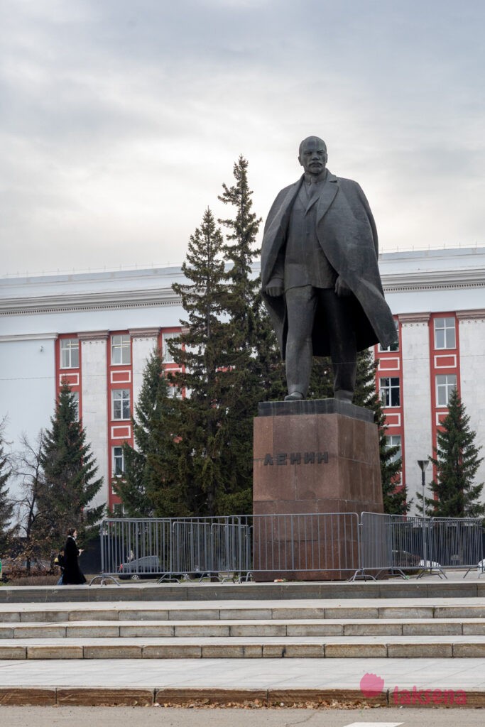 Ленинский проспект, Барнаул памятник Ленину 