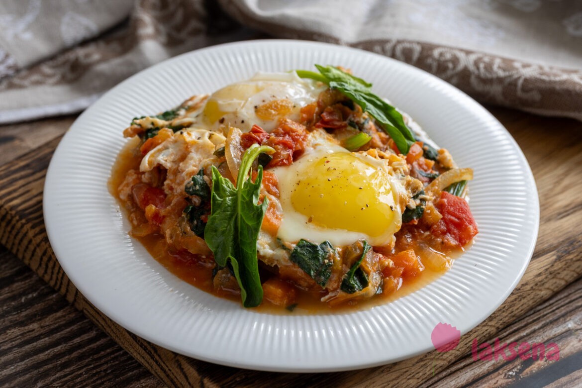 Яичница со шпинатом и помидорами