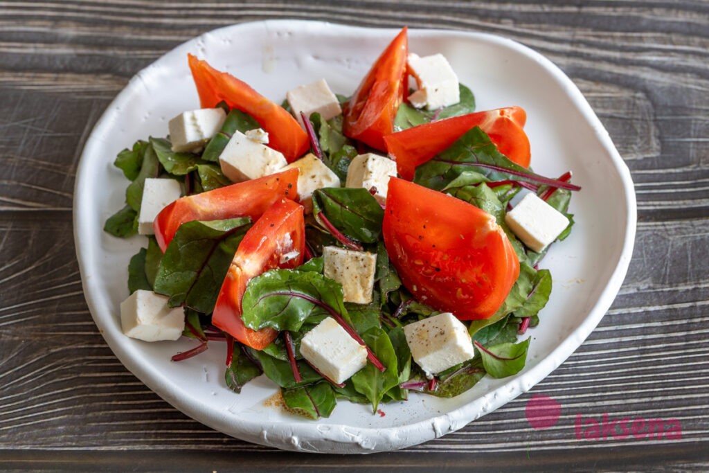 Салат из мангольда с помидорами и фетой
