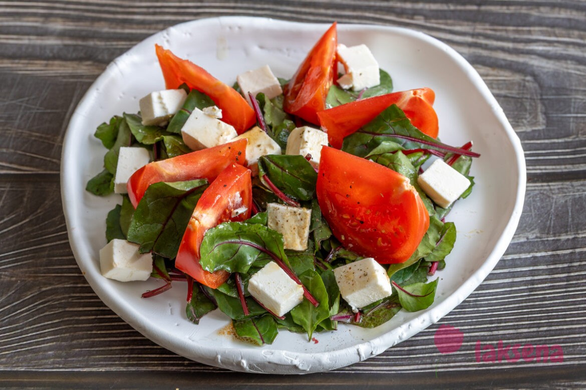 Салат из мангольда с помидорами и фетой