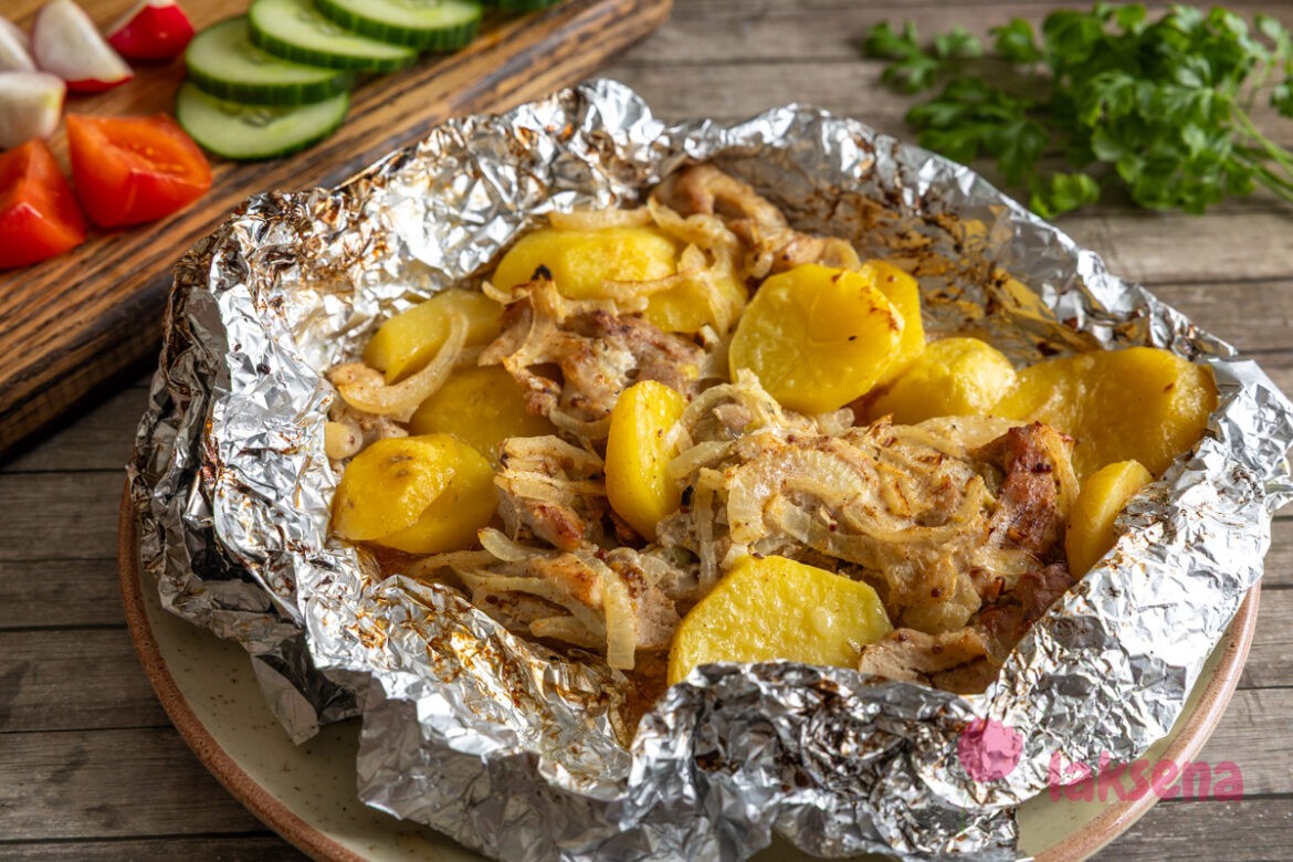 Курица с картошкой на мангале в фольге