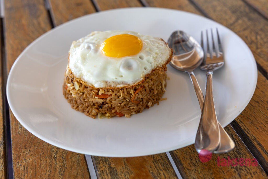 Блюда мальдивской кухни Жареный рис (fried rice) с морепродуктами