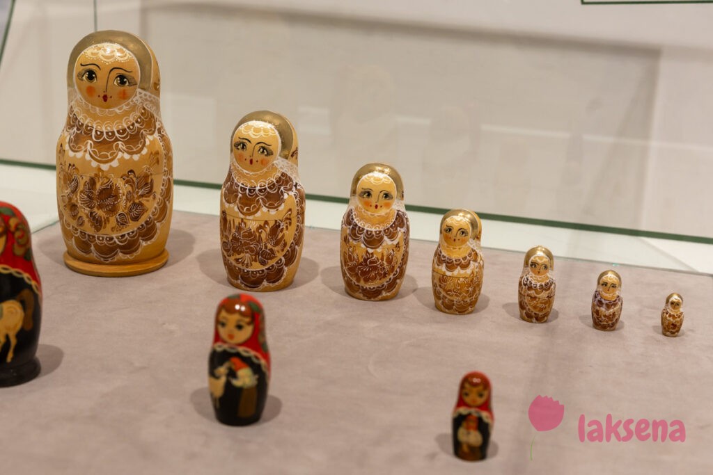 Выставка народной игрушки Потехе час матрешки