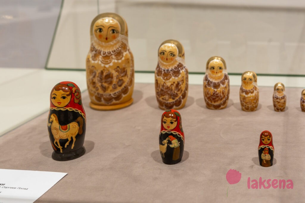 Выставка народной игрушки Потехе час матрёшки