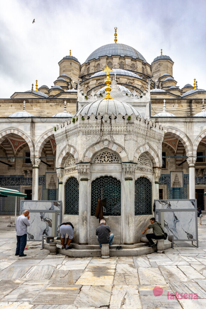 Новая Мечеть в Стамбуле (Йени-Джами; тур. Yeni Cami), также известная как Мечеть Валиде Султан