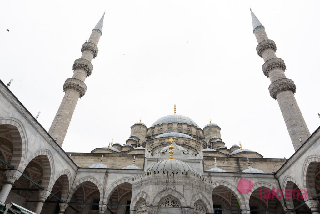 Новая Мечеть в Стамбуле (Йени-Джами; тур. Yeni Cami), также известная как Мечеть Валиде Султан